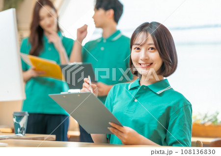ポロシャツのユニフォームで働くオフィス勤務の若い女性 108136830
