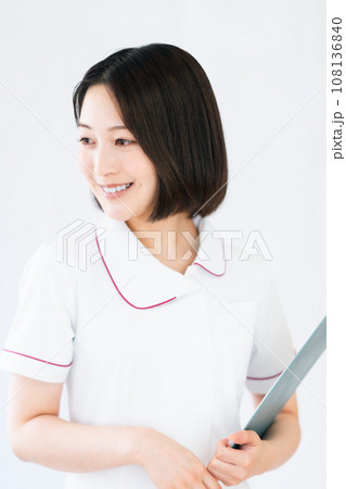 ファイルを片手にもつ若い看護師 白バック ファイルを片手にもつ若い看護師 白バック 108136840