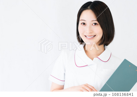 ファイルを片手にもつ若い看護師 白バック ファイルを片手にもつ若い看護師 白バック 108136841