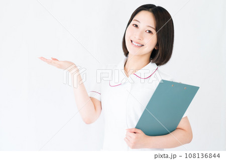 ファイルを片手にもつ若い看護師 白バック ファイルを片手にもつ若い看護師 白バック 108136844