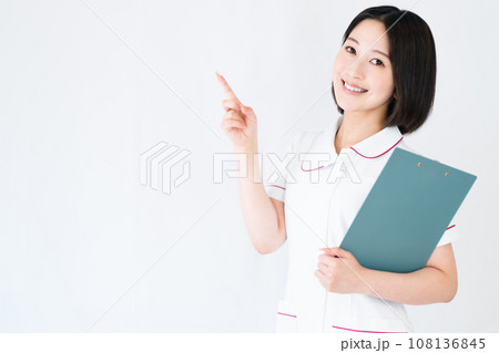 ファイルを片手にもつ若い看護師 白バック ファイルを片手にもつ若い看護師 白バック 108136845