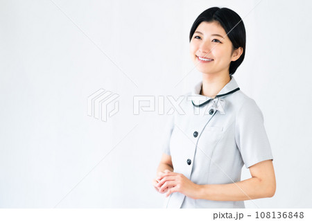 お客様を迎える制服姿のコンシェルジュ　白バック 108136848