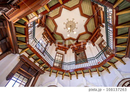 岩手銀行赤レンガ館 岩手銀行旧本店本館 内観 吹き抜けと華麗な装飾の