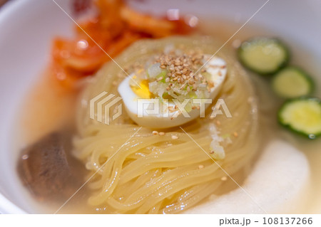 盛岡冷麺 盛楼閣 黄金比のスープを味わった後はカクテキとキムチを加え辛味の変化を愉しみます 盛岡冷麺 盛楼閣 黄金比のスープを味わった後はカクテキとキムチを加え辛味の変化を愉しみます 108137266