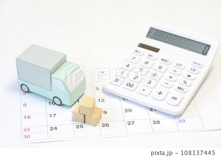 トラックとカレンダーと電卓 108137445