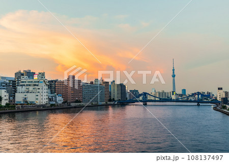 スカツリーと清澄橋を望む隅田川の夕景　東京リバーサイド 108137497