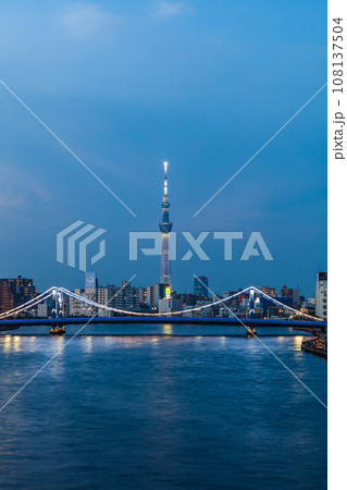 スカツリーと清澄橋を望む隅田川の夜景 東京リバーサイド スカツリーと清澄橋を望む隅田川の夜景 東京リバーサイド 108137504