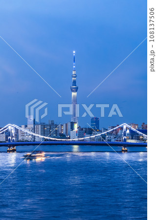 スカツリーと清澄橋を望む隅田川の夜景 東京リバーサイド スカツリーと清澄橋を望む隅田川の夜景 東京リバーサイド 108137506