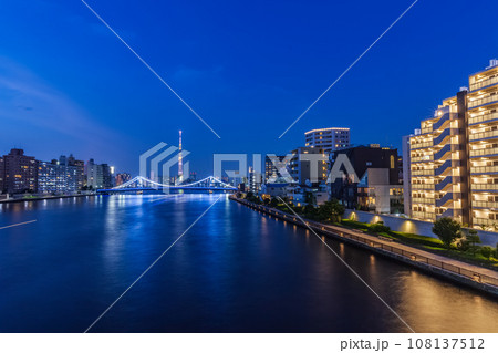 スカツリーと清澄橋を望む隅田川の夜景　東京リバーサイド 108137512