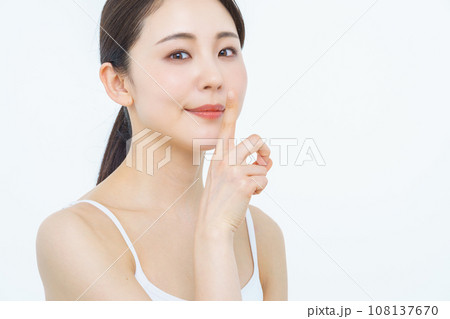 女性　ビューティー　お静かに 108137670