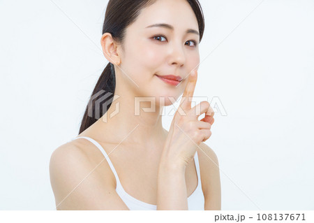 女性　ビューティー　お静かに 108137671