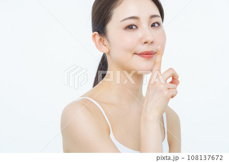 女性　ビューティー　お静かに 108137672