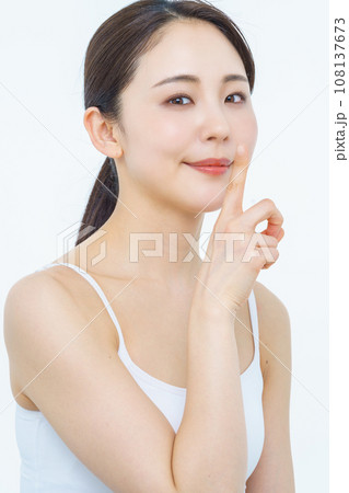 女性　ビューティー　お静かに 108137673