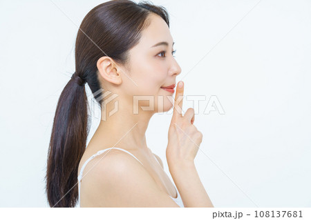 女性　ビューティー　お静かに 108137681