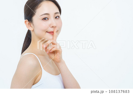 女性　ビューティー　お静かに 108137683