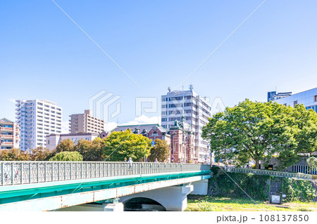 中の橋　盛岡市の中央を流れ商店街と官庁街を結ぶ重要な橋 108137850