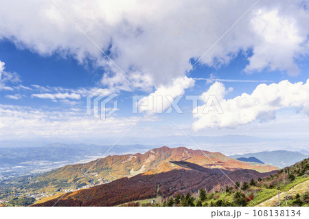 秋の山形蔵王 地蔵山頂駅からみた蔵王連峰と初雪の月山 山形県山形市 秋の山形蔵王 地蔵山頂駅からみた蔵王連峰と初雪の月山 山形県山形市 108138134