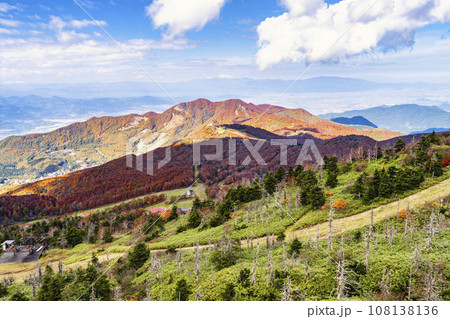 秋の山形蔵王　地蔵山頂駅からみた蔵王連峰と初雪の月山　山形県山形市 108138136