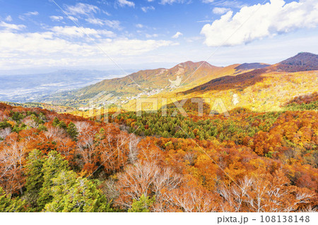 秋の山形蔵王　蔵王ロープウェイ 地蔵山頂駅からみた蔵王温泉街　山形県山形市 108138148