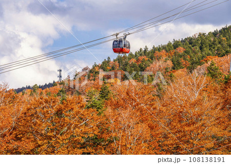 秋の山形蔵王 百万人テラスから見た蔵王ロープウェイ山頂線 山形県山形市 秋の山形蔵王 百万人テラスから見た蔵王ロープウェイ山頂線 山形県山形市 108138191