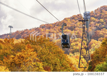 秋の山形蔵王 紅葉した山並と蔵王ロープウェイ山麓線 山形県山形市 秋の山形蔵王 紅葉した山並と蔵王ロープウェイ山麓線 山形県山形市 108138337