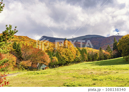 秋の山形蔵王 蔵王温泉スキー場 横倉ゲレンデの紅葉した風景 山形県山形市 秋の山形蔵王 蔵王温泉スキー場 横倉ゲレンデの紅葉した風景 山形県山形市 108138340