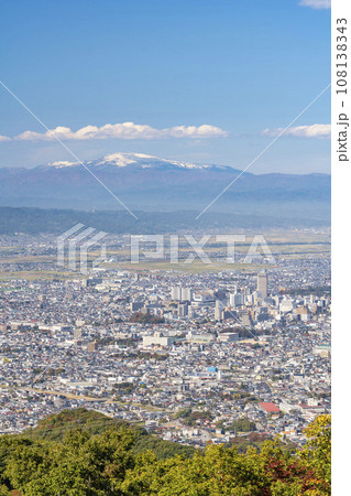 西蔵王公園の展望広場からみた月山の山並と山形市内　俯瞰　山形県山形市 108138343