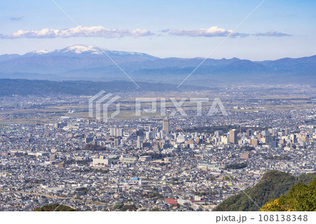 西蔵王公園の展望広場からみた月山の山並と山形市内　俯瞰　山形県山形市 108138348