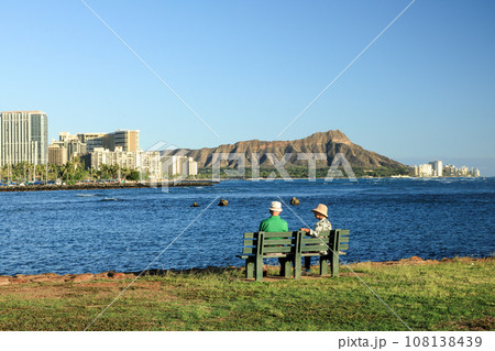 ハワイ　オアフ島　アラモアナビーチ・パークからの風景 108138439