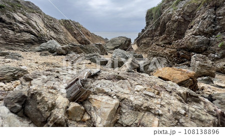 石垣島のアートな岩場に流れ着いた金属片 108138896