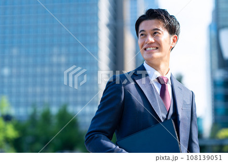 オフィス街で働くミドルのビジネスマン オフィス街で働くミドルのビジネスマン 108139051