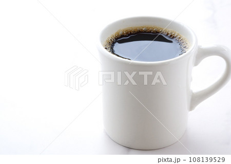 お気に入りのマグカップに淹れたてのコーヒーを入れてひと休み 108139529