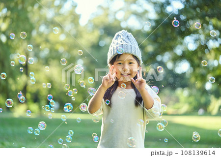 ニット帽を被った女の子 108139614