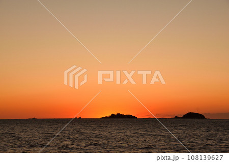 軍艦島の夕景 108139627