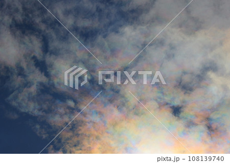 雲に浮かぶ彩雲 108139740
