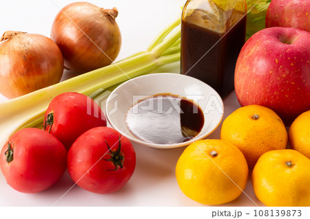 中濃ソースと香味野菜と果物 108139873