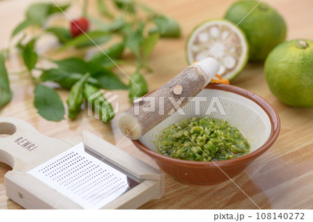 日本ならではの調味料 柚子こしょう 青柚子を使って柚子胡椒作り 108140272