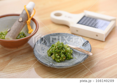 日本ならではの調味料 柚子こしょう 青柚子を使って柚子胡椒作り 108140289