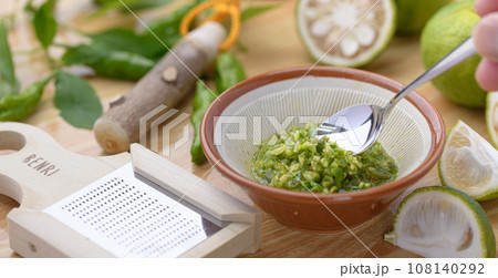 日本ならではの調味料 柚子こしょう 青柚子を使って柚子胡椒作り 日本ならではの調味料 柚子こしょう 青柚子を使って柚子胡椒作り 108140292