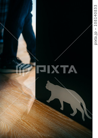 足元のこっそり猫 108140833