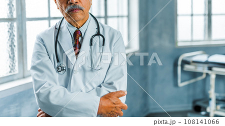 白衣を着た男性 108141066