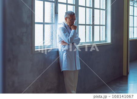 白衣を着た男性 108141067