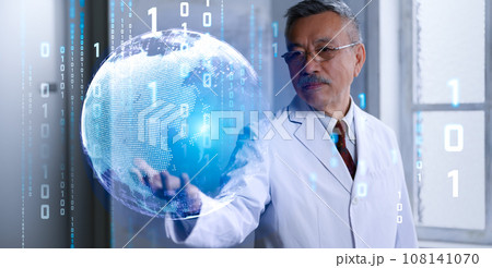 白衣を着た男性 108141070