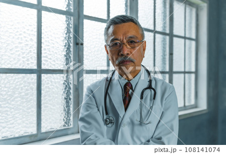 白衣を着た男性 108141074