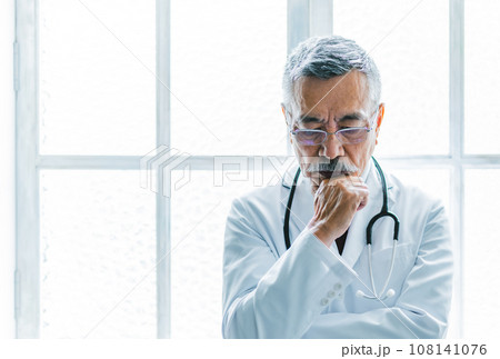 白衣を着た男性 108141076