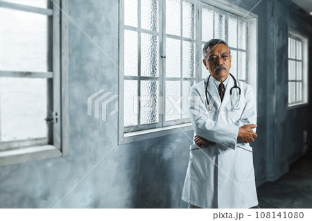 白衣を着た男性 白衣を着た男性 108141080