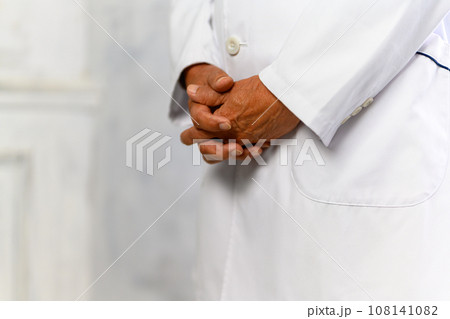 白衣を着た男性 108141082