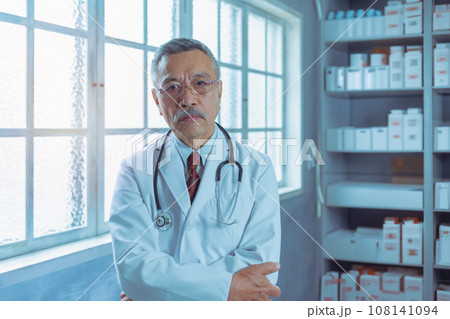 白衣を着た男性 108141094