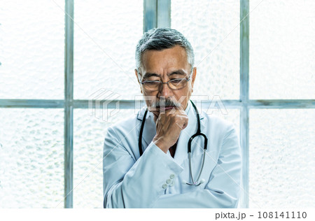 白衣を着た男性 108141110