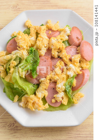 レタスと魚肉ソーセージの炒め物 108141441